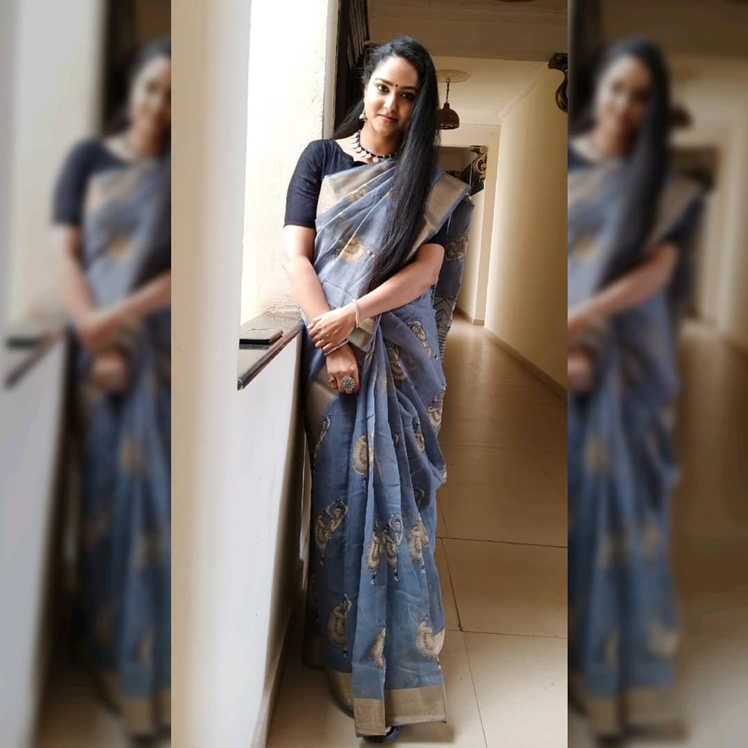 Zee Telugu Tv Anchor Kasi Annapurna Images In Navy Blue Saree